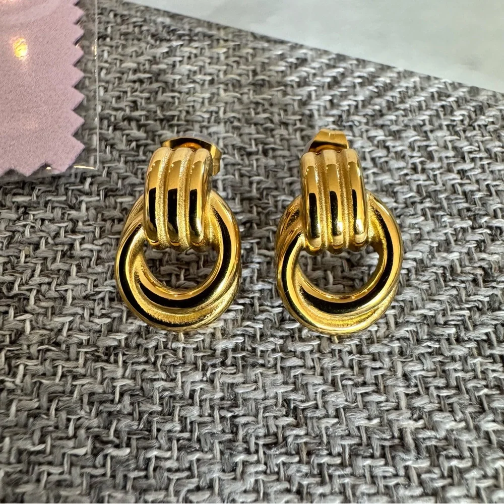 Elegant Gold Hoop Earrings - Picture 11 of 15